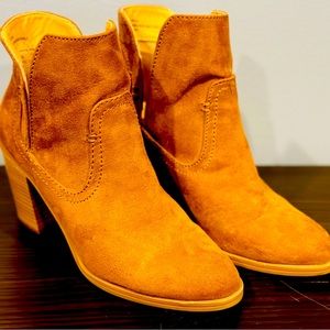 Express suede boots brown 7.5